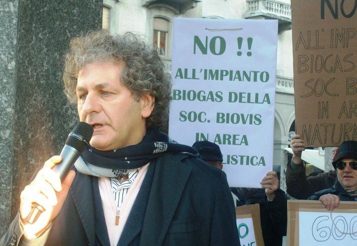 Un momento della protesta di fronte la Provincia