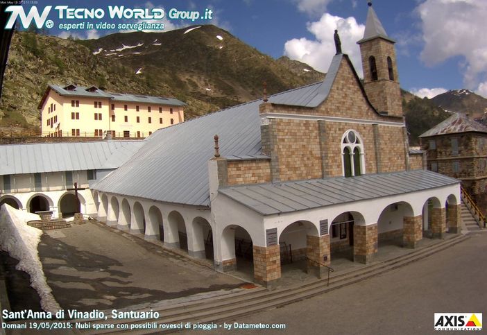 Ultimi residui di neve al Santuario di Sant'Anna di Vinadio