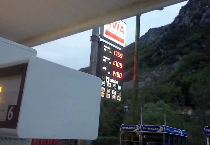 Il prezzo della benzina al distributore di Breil Sur Roya