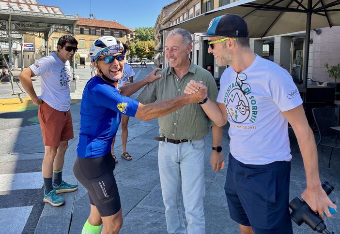 Marco Galliano all'arrivo a Saluzzo in piazza Cavour Marco Galliano all'arrivo a Saluzzo in piazza Cavour