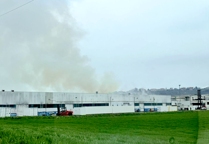 Incendio alla Sicom di Cherasco: vigili del fuoco in azione