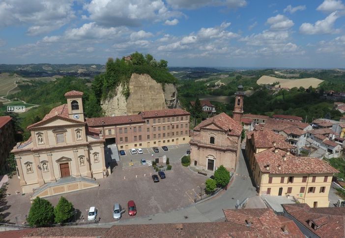 Una veduta di Vezza d'Alba (archivio)