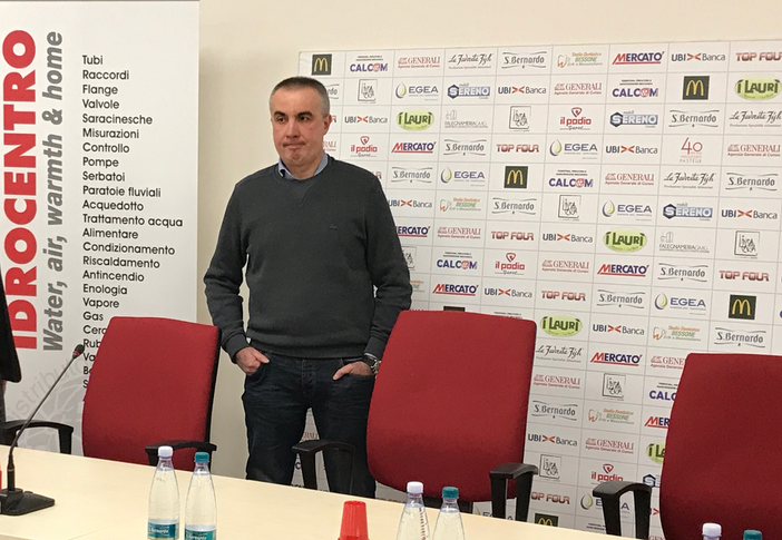 Cuneo Volley, presentato ufficialmente Roberto Serniotti: "Mi fa piacere tornare, qui entusiasmo e passione. Ora bisogna darsi da fare per crescere..." (VIDEO) Cuneo Volley, presentato ufficialmente Roberto Serniotti: "Mi fa piacere tornare, qui entusiasmo e passione. Ora bisogna darsi da fare per crescere..." (VIDEO)