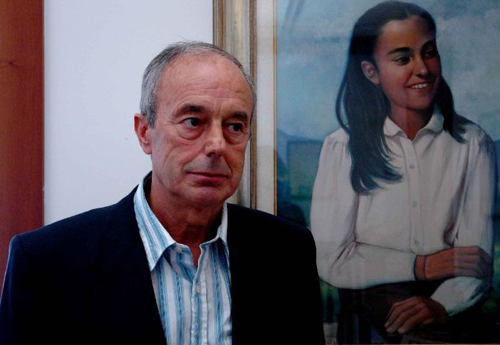 Beppino Englaro e sullo sfondo il ritratto della figlia Eluana