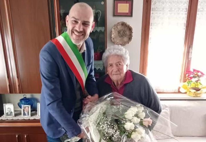 Agostina Gandolfo, 100 anni, con il sindaco Davide Sannazzaro