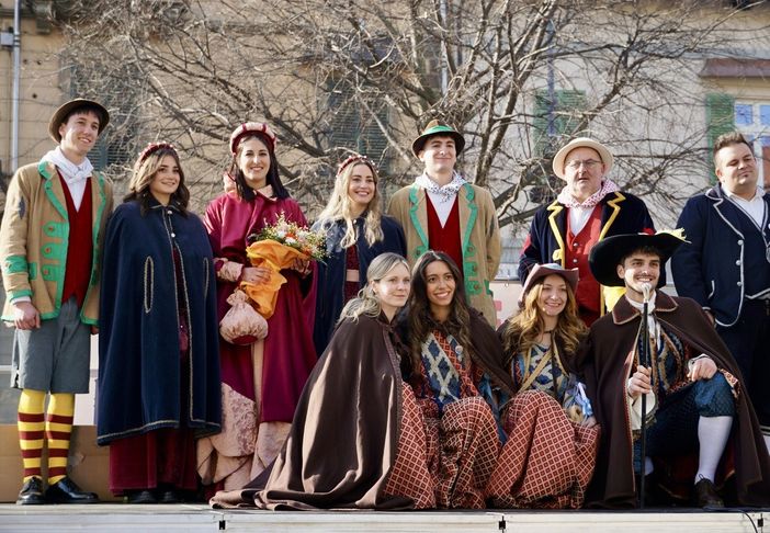 Il gruppo delle maschere di Saluzzo con la nuova Castellana