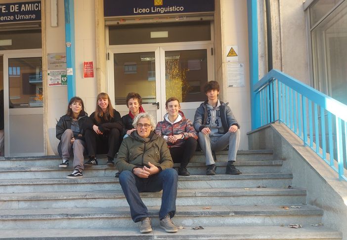 Il prof. Di Noia con alcuni studenti partecipanti