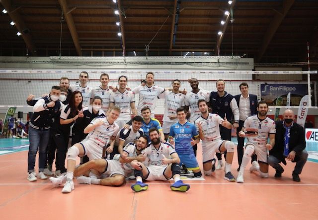 La gioia del giocatori della BAM Acqua S. Bernardo Cuneo dopo la vittoria di Brescia (Foto: Margherita Leone)