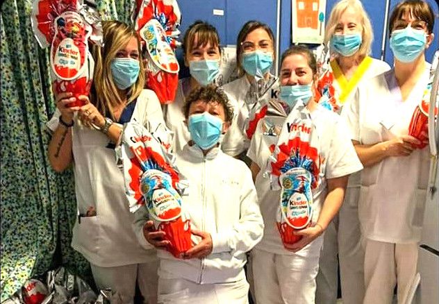 Il personale dell'ostetricia albese con le uova Kinder arrivate da Ferrero