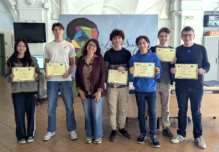 Nella foto, da sinistra a destra: Sara Dellaferrera (2B), Filippo Peano (5B), Pietro Milano, Fabio Giubellino, Nicolò Tomassetti, Daniele Marino (5E). Nella foto, da sinistra a destra: Sara Dellaferrera (2B), Filippo Peano (5B), Pietro Milano, Fabio Giubellino, Nicolò Tomassetti, Daniele Marino (5E).