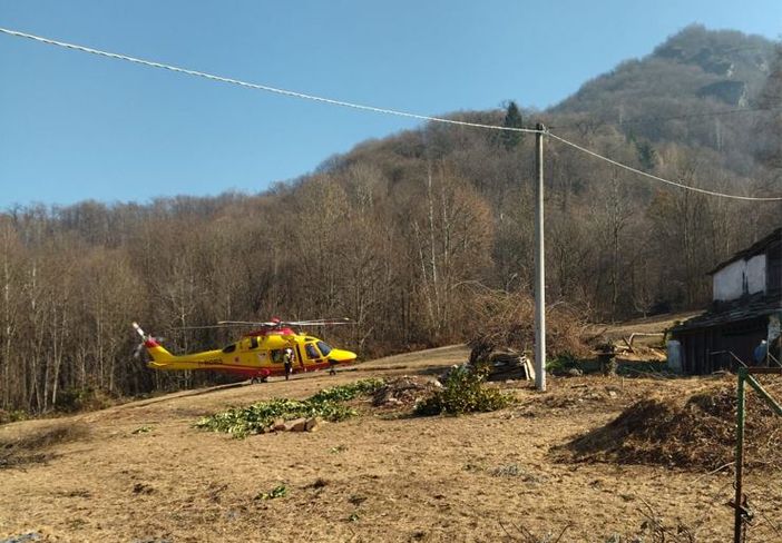 Trattore che trasporta legna si rovescia a Barge, intervento dei vigili del fuoco ed emergenza sanitaria