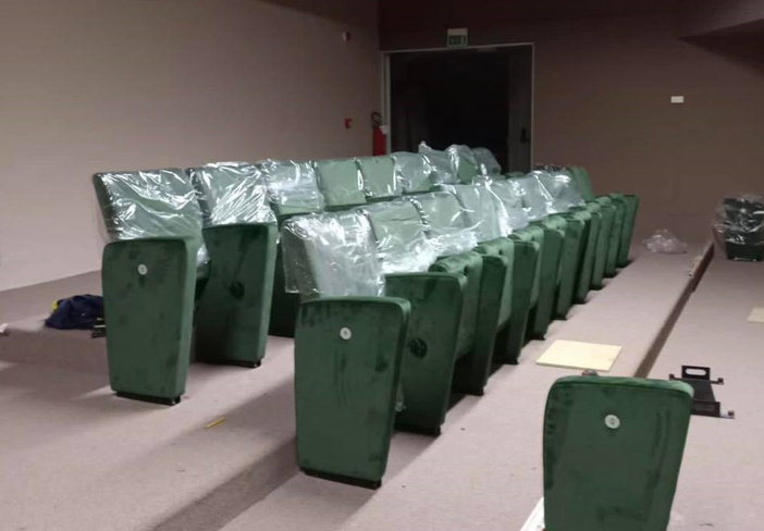 Le nuove poltrone in fase di installazione al "Baretti"