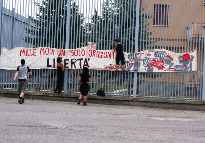 Rapinarono una cuneese dopo la manifestazione No-Tav non autorizzata: trovati i responsabili dell'aggressione