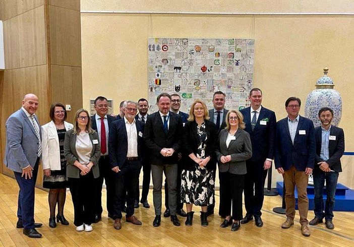 Il gruppo dei partecipanti al confronto col commissario europeo Dan Jørgensen