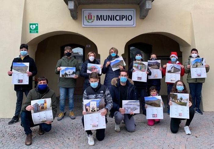 Foto di gruppo per il Consiglio comunale dei ragazzi di rifreddo con il calendario 2021