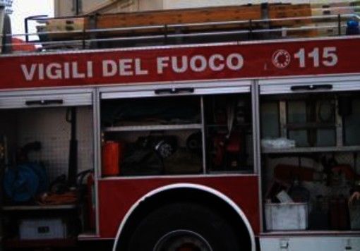Pneumatici a fuoco a Venasca, in via Provinciale: vigili del fuoco al lavoro