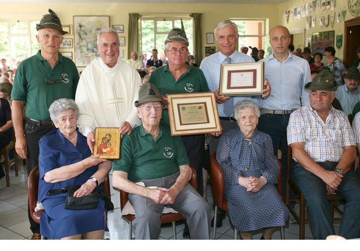 Luigi Astegiano seduto a fianco della moglie Anna (91 primavere), con i doni ricevuti