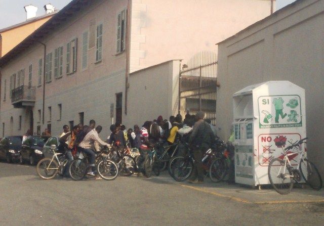 Migranti in coda davanti alla Caritas di Saluzzo per un pasto Migranti in coda davanti alla Caritas di Saluzzo per un pasto