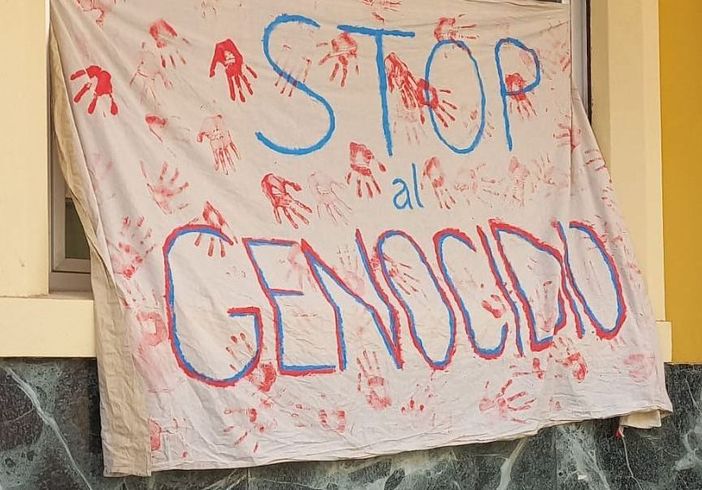 Striscione "Stop al genocidio" sulla facciata del liceo di Cuneo: professore lo rimuove e lo butta Striscione "Stop al genocidio" sulla facciata del liceo di Cuneo: professore lo rimuove e lo butta