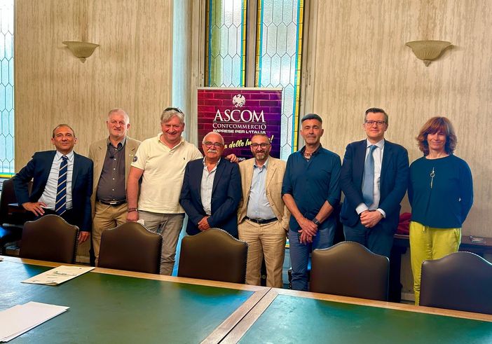 Fiva Confcommercio della provincia di Cuneo ai vertici della federazione degli ambulanti piemontesi: presidente Battista Marolo di Alba e vice Gualtiero Chiaramello di Cuneo Fiva Confcommercio della provincia di Cuneo ai vertici della federazione degli ambulanti piemontesi: presidente Battista Marolo di Alba e vice Gualtiero Chiaramello di Cuneo