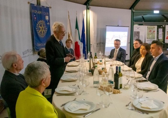 Alcuni momenti della serata organizzata dal club di servizio