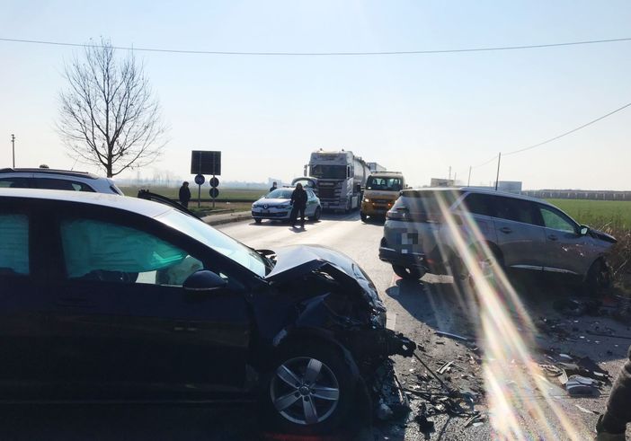 Genola, tamponamento tra cinque veicoli. Riaperta la Strada Provinciale 28 Genola, tamponamento tra cinque veicoli. Riaperta la Strada Provinciale 28