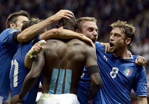 L'immagine simbolo della semifinale Italia-Germania: Balotelli a dorso nudo circondato dai compagni festeggia il suo secondo gol