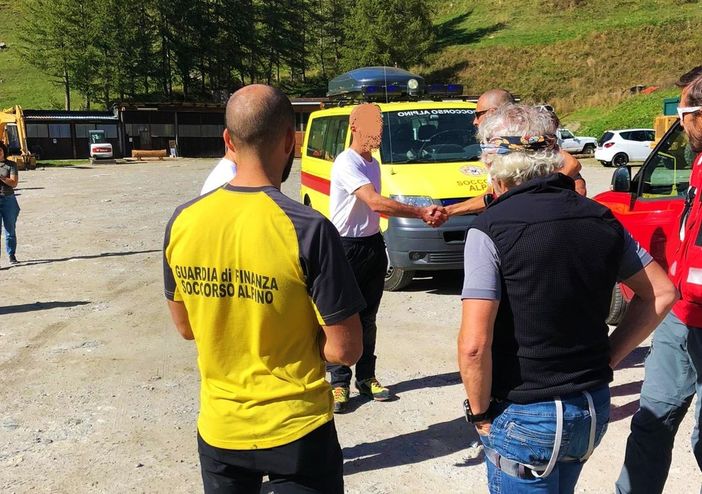 L'arrivo del disperso a Pian della Regina e l'incontro con i soccorritori L'arrivo del disperso a Pian della Regina e l'incontro con i soccorritori