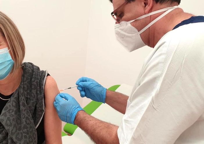 Ora l’Aifa blocca AstraZeneca: "Stop precauzionale e temporaneo" Ora l’Aifa blocca AstraZeneca: "Stop precauzionale e temporaneo"