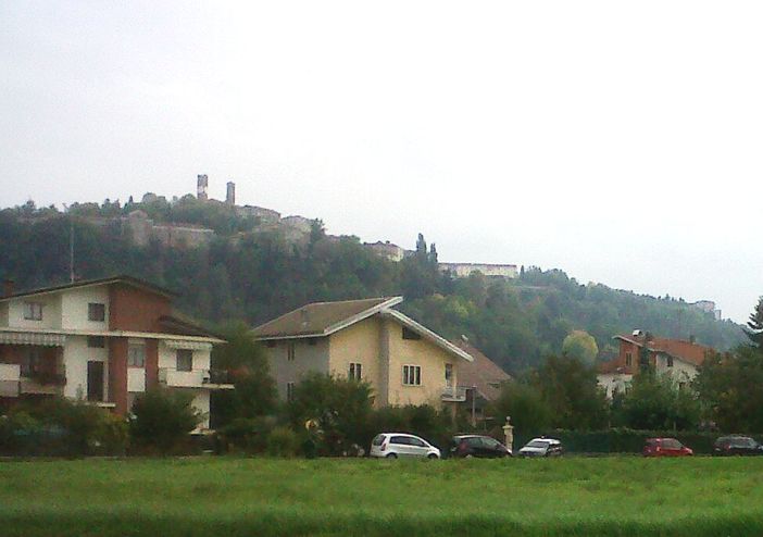 La casa di via Langhe, una traversa di via Torino, dove è avvenuto il tragico fatto di sangue La casa di via Langhe, una traversa di via Torino, dove è avvenuto il tragico fatto di sangue