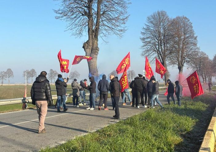 L'ultimo presidio a dei lavoratori dell stabilimento di Racconigi ex Ilva