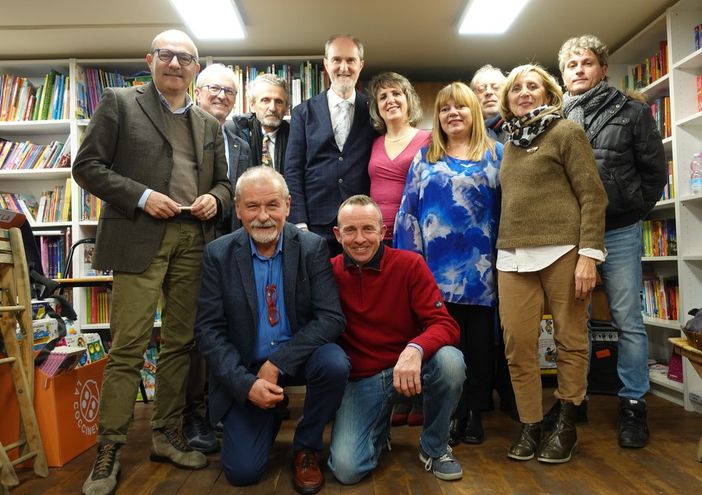Alessandro Mormile con il gruppo “Amici del Caffè Letterario”