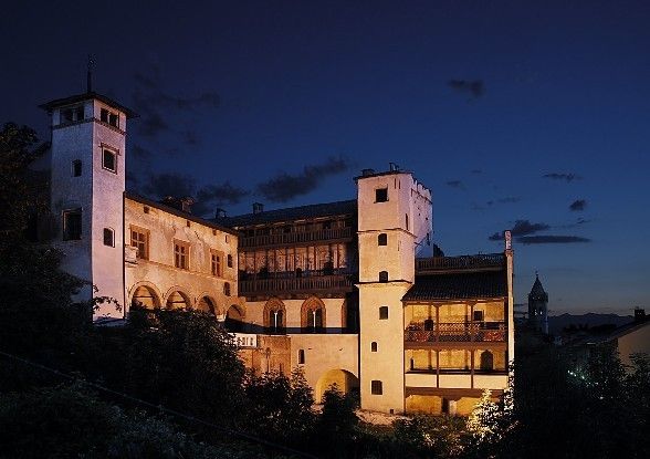 Casa Cavassa in un'immagine notturna