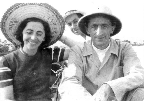 Monsignor Cuniberti con la sorella Mariuccia, in una visita pastorale in canoa su un ramo del Rio delle Amazzoni