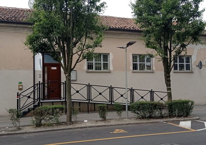 Nuova rampa d’accesso all’emporio solidale Caritas di Savigliano