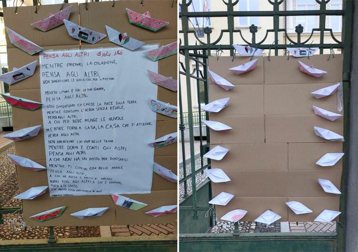 Il cartellone davanti alla scuola primaria, realizzato dagli alunni, con la poesia di Maḥmūd Darwīsh e dopo essere stato vandalizzato Il cartellone davanti alla scuola primaria, realizzato dagli alunni, con la poesia di Maḥmūd Darwīsh e dopo essere stato vandalizzato