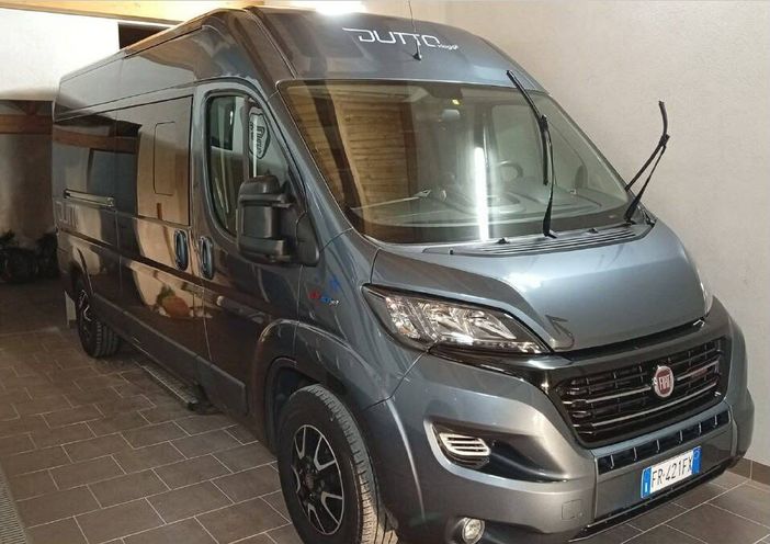 Il pulmino che da Lagnasco porta i passeggeri al mercato di Saluzzo Il pulmino che da Lagnasco porta i passeggeri al mercato di Saluzzo