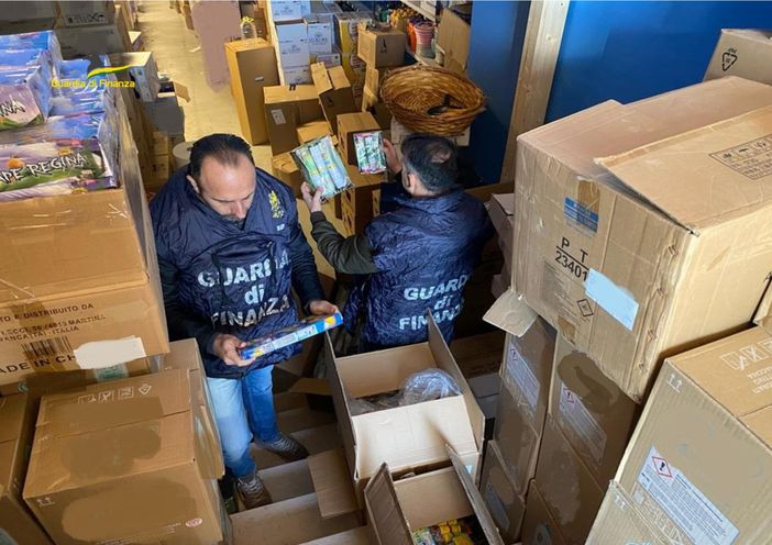 Gdf: sequestrate 40 tonnellate di fuochi d'artificio illegali su tutto il territorio nazionale