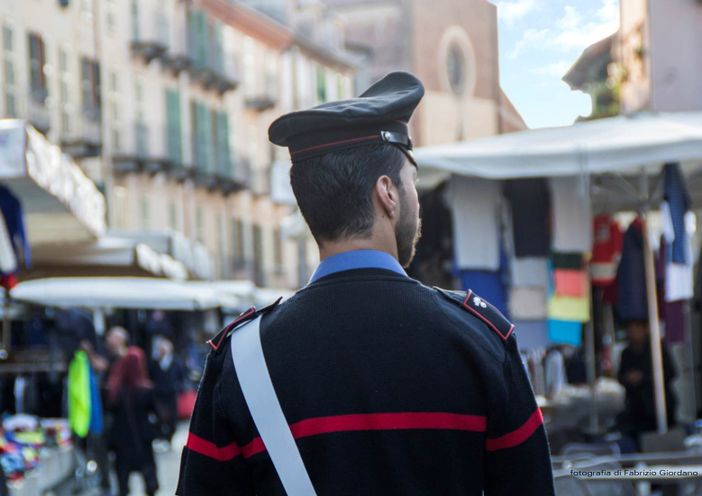 Denunciato un ambulante che al mercato di Saluzzo vendeva abbigliamento griffato, ma rubato in Lombardia