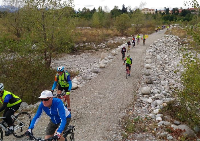 Ciclisti mentre attraversano la Pedancola di Mellana che collega Cuneo  e Boves