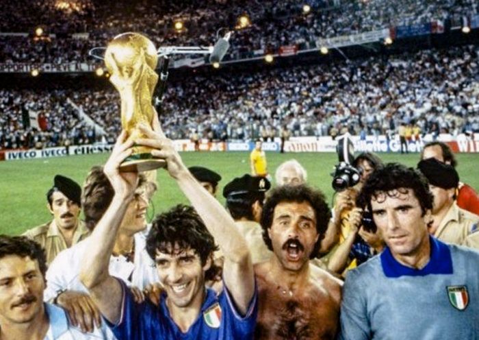 Nostalgia e amarezza: a Mondovì in mostra 22 Mondiali dalla collezione di Gian Claudio Bruno Nostalgia e amarezza: a Mondovì in mostra 22 Mondiali dalla collezione di Gian Claudio Bruno