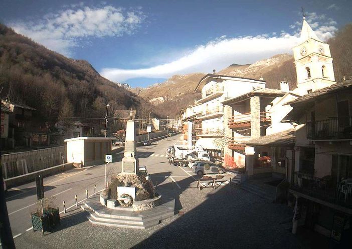 La webcam che si affaccia su piazza Duca degli Abruzzi: sulla destra si intravedono i negozi derubati nella notte