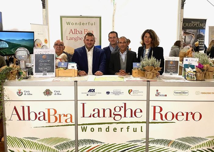 Nelle foto di gruppo Battista Marolo, presidente dell’Associazione Tartufai delle Rocche del Roero, il presidente di Wonderful Mario Fugaro, Enzo Basso di Ascom Bra, Marco Scuderi dell’Associazione Commercianti Albesi e Tiziana Raspo di Ascom Bra, Edoardo Accossato e Jim Alizoti dell’Associazione Commercianti Albesi Nelle foto di gruppo Battista Marolo, presidente dell’Associazione Tartufai delle Rocche del Roero, il presidente di Wonderful Mario Fugaro, Enzo Basso di Ascom Bra, Marco Scuderi dell’Associazione Commercianti Albesi e Tiziana Raspo di Ascom Bra, Edoardo Accossato e Jim Alizoti dell’Associazione Commercianti Albesi