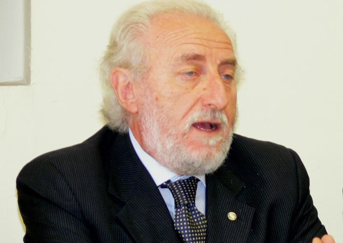 Tomazo Zanoletti ha presentato in anteprima il suo libro al teatro sociale di Alba Tomazo Zanoletti ha presentato in anteprima il suo libro al teatro sociale di Alba