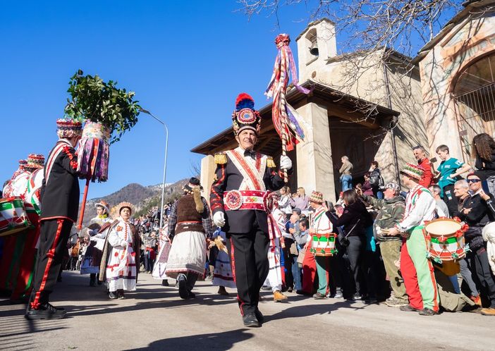 Dalla Baìo all'orso di segale: al Rondò dei Talenti di Cuneo si scopre la ricchezza dei carnevali alpini Dalla Baìo all'orso di segale: al Rondò dei Talenti di Cuneo si scopre la ricchezza dei carnevali alpini
