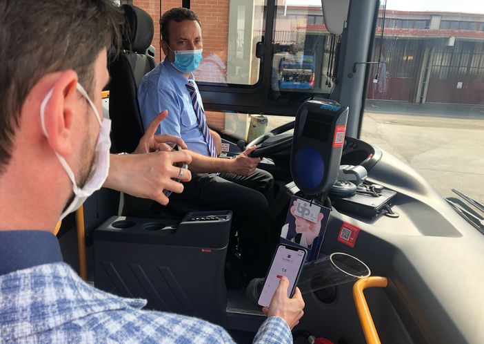 Dopo Bus Company anche la Stp di Cuneo offre il servizio di pagamento biglietto a bordo bus tramite smartphone