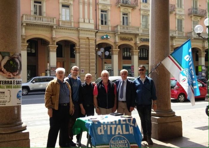 Il banchetto di domenica a Cuneo Il banchetto di domenica a Cuneo