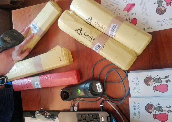 Bra, al via la distribuzione a domicilio dei sacchetti per la raccolta rifiuti Bra, al via la distribuzione a domicilio dei sacchetti per la raccolta rifiuti