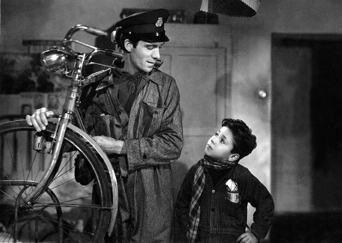 Un frame dal film "Ladri di biciclette" di Vittorio De Sica