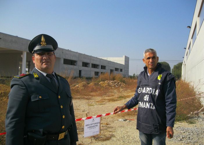 A Sommariva Bosco scoperta un'area usata per lo stoccaggio abusivo di rifiuti speciali A Sommariva Bosco scoperta un'area usata per lo stoccaggio abusivo di rifiuti speciali